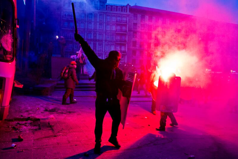 articles/2014/01/19/ukraine-mobs-set-policemen-on-fire/140119-nemstova-ukraine-embed_enzelu