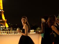 201002-bradley-Emily-Paris-netflix-tease_ypiwzf