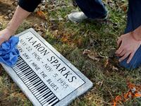 articles/2014/01/12/blues-musicians-in-unmarked-graves-are-finally-getting-some-respect/140110-mjones-blues-grave-tease_yflgyt