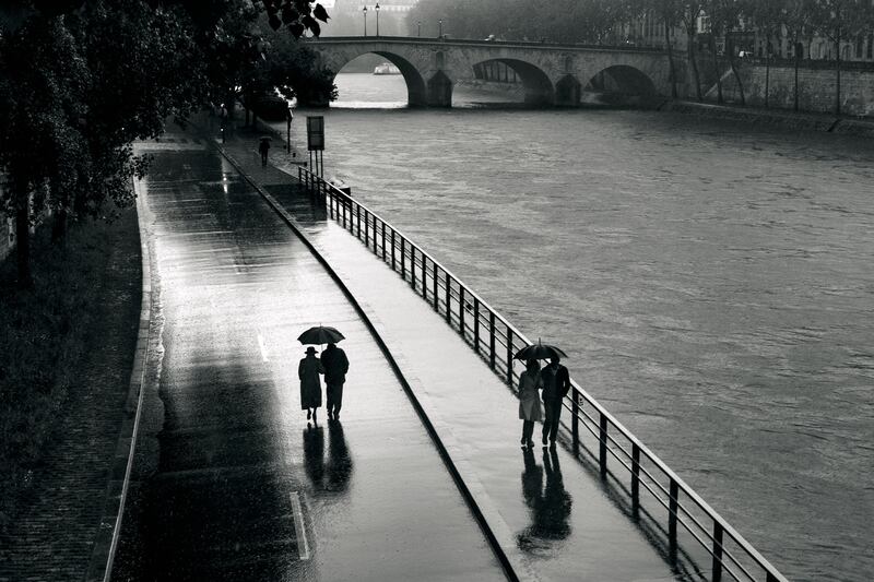 galleries/2015/11/14/love-and-war-through-peter-turnley-s-lens-photos/151113-love-war15_paahkk
