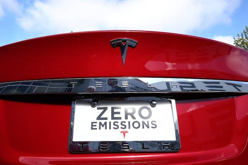 articles/2013/09/25/tesla-s-rise-forces-other-automakers-to-up-their-electric-car-game/130924-Gross-Tesla-tease_ozdabg