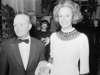 articles/2015/05/17/how-truman-capote-s-black-and-white-masked-ball-shook-sixties-new-york/150515-haden-guest-capote-tease_nc4p1d