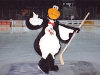 Red_Penguins_Mascot_on_the_Ice_1_xfsoig