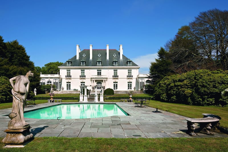 articles/2014/06/01/newport-s-secret-norman-rockwells/140531-oconnor-vernon-court_fymlke