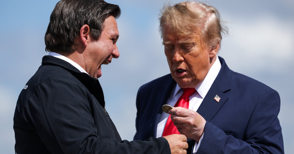 MAGA-„Freind“ kriecht vor Trump mit peinlichem Geschenk
