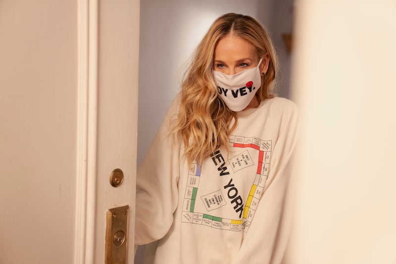 Sarah Jessica Parker wearing a COVID mask in 'And Just Like That'