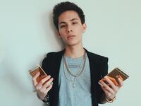 articles/2015/07/22/vine-star-carter-reynolds-s-rape-saga-is-just-getting-worse/150721-zimmerman-carter-reynolds-tease_hpnisw
