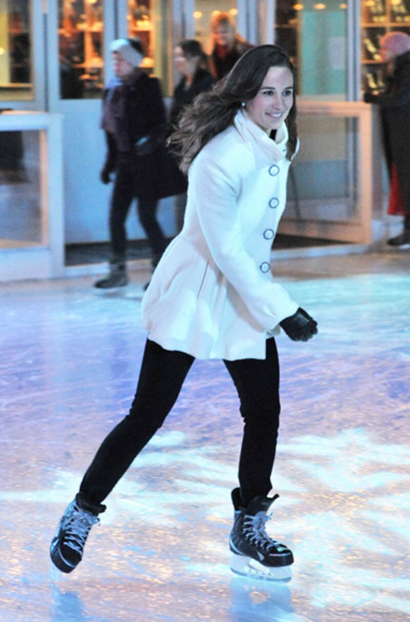 articles/2013/03/11/now-pippa-snogs-her-new-squeeze-on-the-slopes/stars-on-skates-pippa-middleton_itxz7d