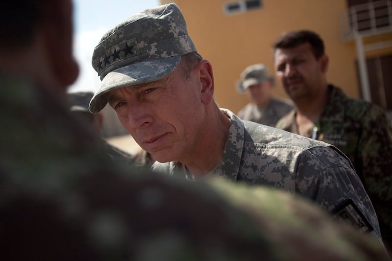 articles/2012/11/11/early-signs-of-gen-petraeus-extramarital-affair/petraeus-warning-signs-barry-tease_ygjtfd