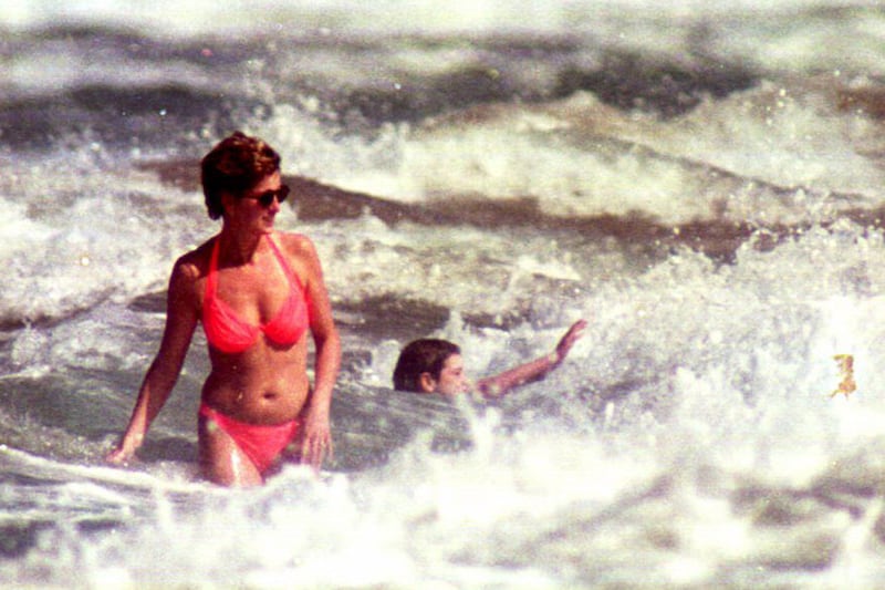 galleries/2012/08/23/naked-royals-the-windsors-monaco-a-topless-thai-princess-photos/naked-royals-princess-diana_qci2z9