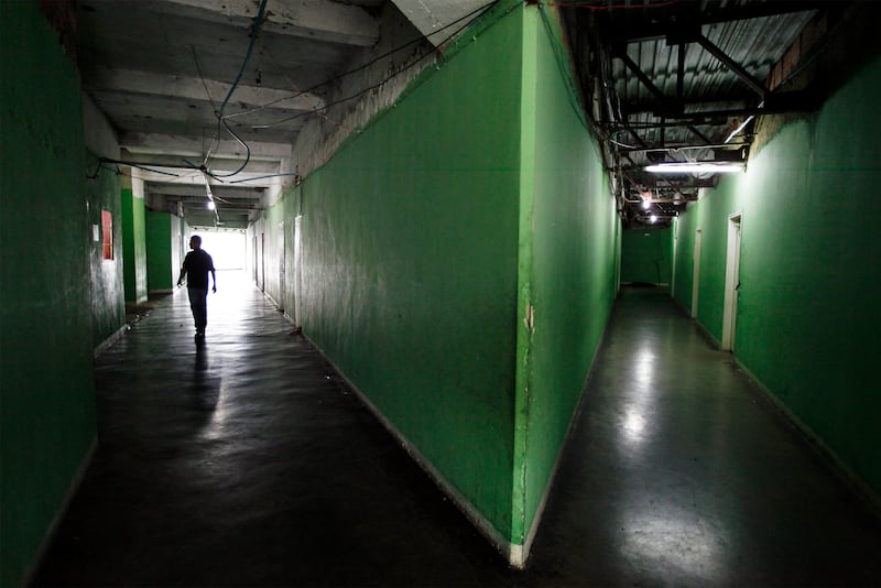 articles/2016/04/24/inside-the-tower-of-david-venezuela-s-vertical-slum/160423-berg-venezuela-slums-embed1_d6arci