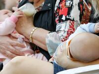 180708-u.s.-breastfeeding-resolution-threats-cheat_cyf1ah