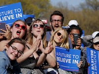 articles/2016/04/18/bernie-sanders-supporters-in-brooklyn-polls-that-show-hillary-leading-are-rigged/160417-daly-bernie-rally-tease_wvkwzz