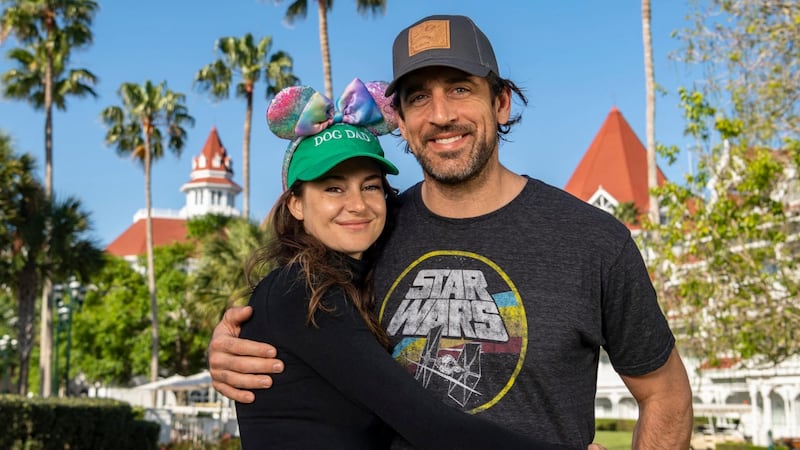 Shailene-Woodley-and-Aaron-Rodgers286__zebfkw