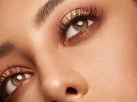 a model wearing Huda Beauty Nude Obsessions Eyeshadow Palette