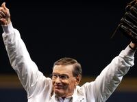 articles/2016/12/07/steroids-got-bud-selig-into-baseball-s-hall-of-fame-the-players-who-got-him-there-can-buy-tickets/161206-fisher-bud-selig-tease_miprgx