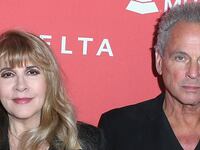 Stevie Nicks (L) and Lindsey Buckingham