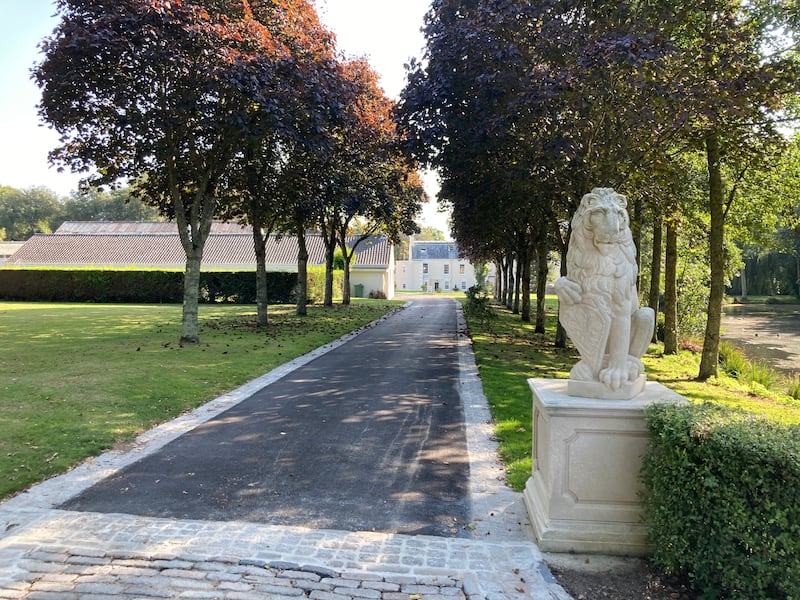 St_John_s_Manor_lion_ke6vl8