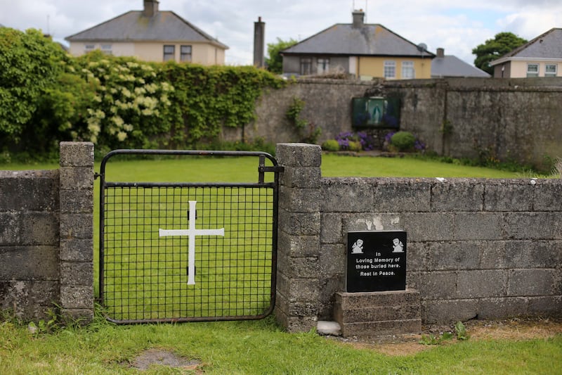 articles/2014/06/10/irish-care-home-scandal-grows-as-children-revealed-to-be-used-as-vaccine-guinnea-pigs/140506-mass-grave-cheat_i6rrbc