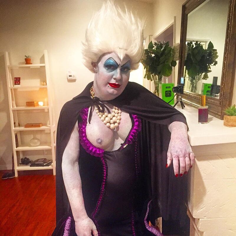 galleries/2015/10/31/best-celebrity-halloween-costumes-2015-photos/151031-celeb-halloween-outfits-12_oxsmty