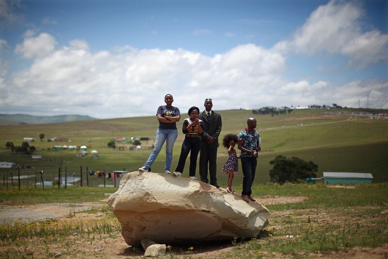 galleries/2013/12/10/mourning-nelson-mandela-photos/131215-mandela-funeral-update6_lg3uqw