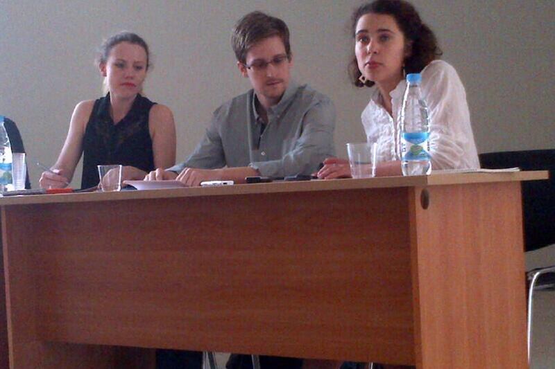 articles/2013/07/12/edward-snowden-meets-with-human-rights-groups-at-sheremetyevo/130712-nemtsova-snowden-tease_lctha1