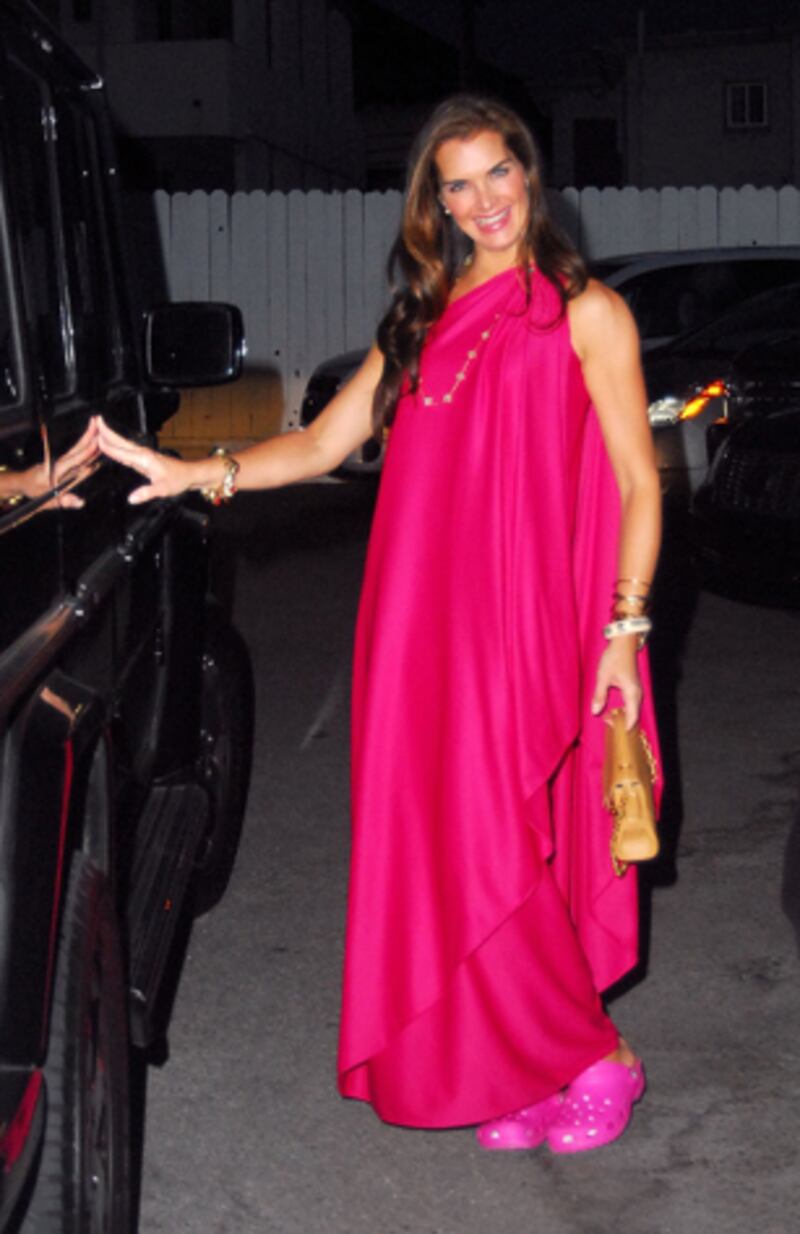 galleries/2012/07/31/steven-tyler-brooke-shields-more-celebrities-who-still-wear-crocs-photos/celebrities-wearing-crocs-brooke-shields_maa8y2
