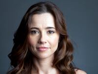 articles/2013/08/21/emmys-2013-linda-cardellini-on-mad-men-freaks-and-geeks-and-more/130820-linda-cardellini-stern-tease-embed_pz4nfe