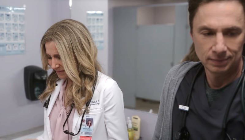 Scrubs, Elliot (Sarah Chalke) and JD (Zach Braff) in the bathroom. (ABC.)