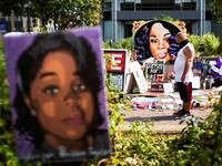 2020-09-29T154336Z_452927099_RC2F8J9SL8E2_RTRMADP_3_GLOBAL-RACE-USA-LOUISVILLE_mvvrwz