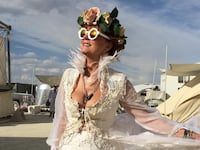 articles/2015/09/14/susan-sarandon-on-finding-herself-at-burning-man-and-reconnecting-with-david-bowie/150913-stern-stern-sarandon-tease_vla6nj