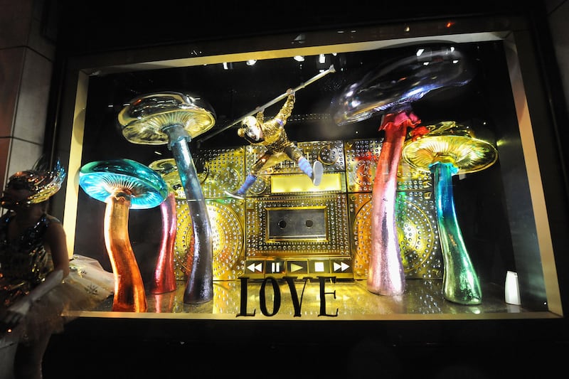 articles/2014/11/23/new-york-s-stunning-christmas-windows/141121-raggianti-window-embed_rcv9on