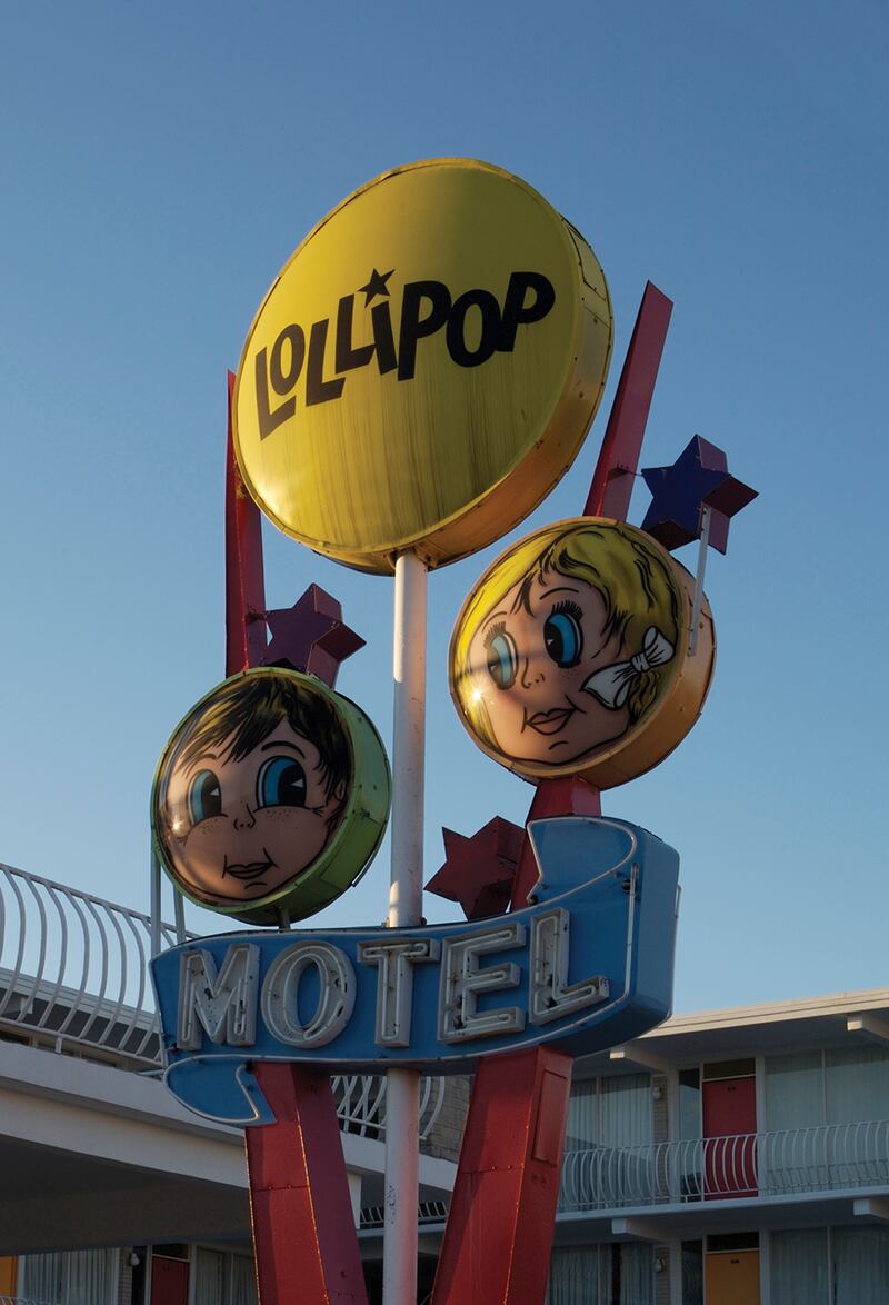 galleries/2016/09/03/the-jersey-shore-s-vanishing-architecture-wildwood-s-iconic-motels-photos/160831_mark_havens_out_of_season_hi_res_3_tjy5jc
