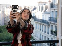 20100-teeman-emily-in-paris-tease_e9c0mu