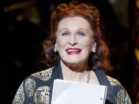articles/2016/04/24/glenn-close-goes-full-diva-in-sunset-boulevard/160423-hines-glenn-close-tease_hokxtl