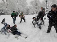 Snowball_fight_up6n48