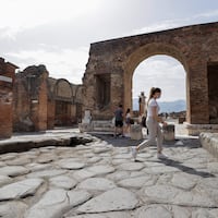 2021-04-27T000000Z_2033600354_RC2A4N9A4BWU_RTRMADP_3_HEALTH-CORONAVIRUS-ITALY-POMPEII_kffw7v