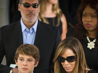 articles/2014/09/08/inside-joan-rivers-funeral-laughs-tears-howard-stern-hugh-jackman-and-new-york-new-york-on-bagpipes/140908-teeman-rivers-tease_svhqa7