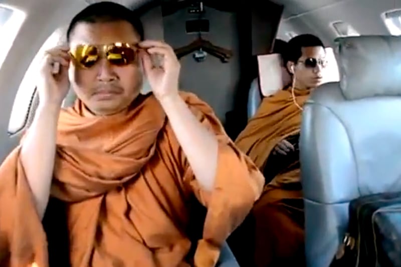 articles/2013/06/18/jet-setting-video-of-thai-buddhist-monks-causes-scandal/130618-Cunningham-fashion-monk-tease_fbiezu