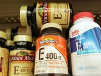 articles/2011/10/11/vitamins-and-supplements-could-cause-cancer-according-to-study/vitamin-e-begley_f1ggl0