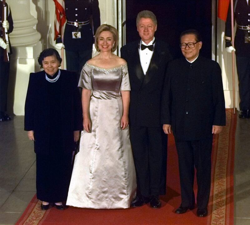 galleries/2011/01/19/the-first-ladies-of-state-dinners/state-dinners---clinton-3_ddw3z7