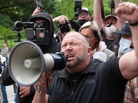 2020-04-18T000000Z_1009780512_RC2A7G9CN5N5_RTRMADP_3_HEALTH-CORONAVIRUS-USA-PROTESTS_wgxlvt