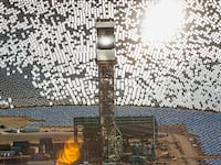 articles/2013/09/28/solar-power-plant-in-the-mojave-could-power-140-000-homes/130928-dzieza-embed2_qvud0g