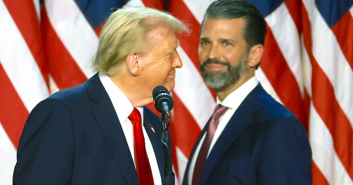 Don Jr. ersticht seinen Vater heimlich bei einem heftigen Familienstreit