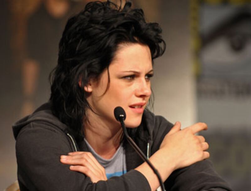 articles/2009/11/16/kristen-stewarts-bad-attitude/kaufman-kristen-stewart-gallery-launch_vlmkro