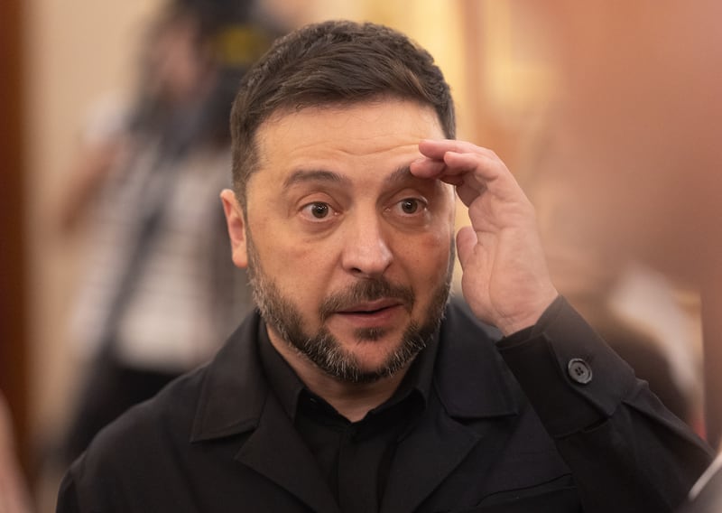 Volodimir Zelenski has been forced into a decision on the U.S. peace deal.