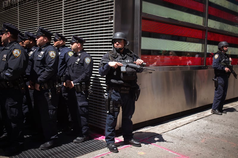 articles/2013/12/12/bill-bratton-vs-ray-kelly/131211-dickey-bratton-tease_sdotcz