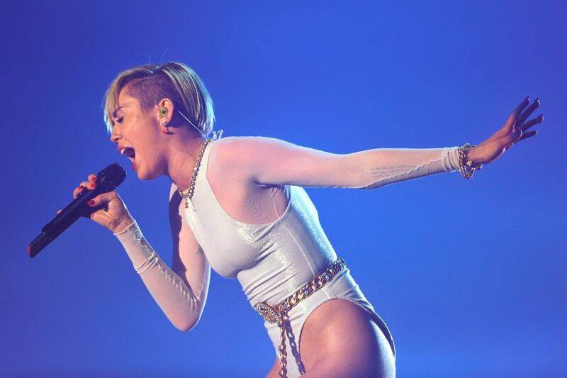 articles/2013/11/11/miley-cyrus-smokes-joint-on-stage-amy-robach-reveals-cancer-diagnosis-on-gma/miley_cyrus_EMAs_tease_dmbs4r