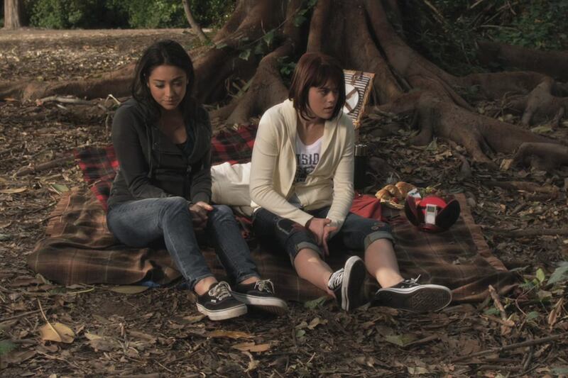 articles/2013/11/07/surprise-abc-family-and-fox-are-the-gayest-networks-on-tv/131106-linton-gay-tv-pretty-little-liars-embed_re6txg
