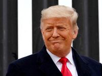 Donald Trump in front of Mexican border wall
